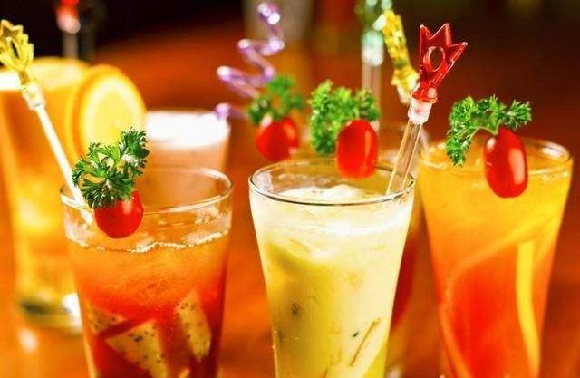 服藥無(wú)效甚至反效果？可能是你喝的水和酒精飲料惹的禍
