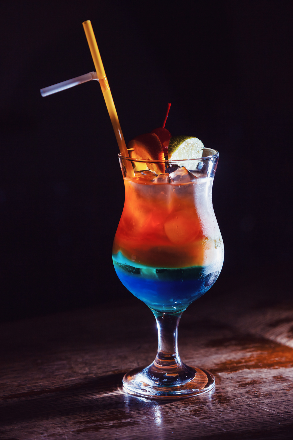 酒吧雞尾酒中的點(diǎn)睛之筆 酒精飲料與櫻桃、酸橙片、檸檬的完美邂逅